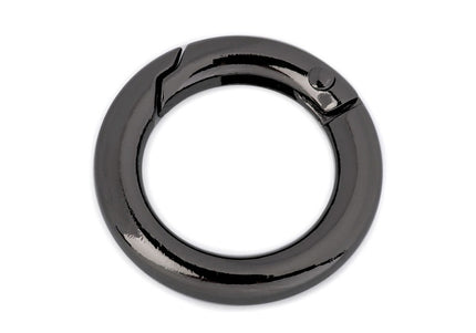 Metal ring with clasp