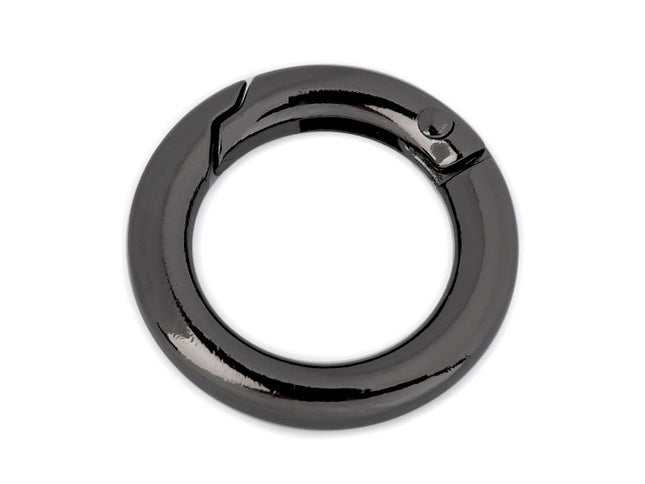 Metal ring with clasp