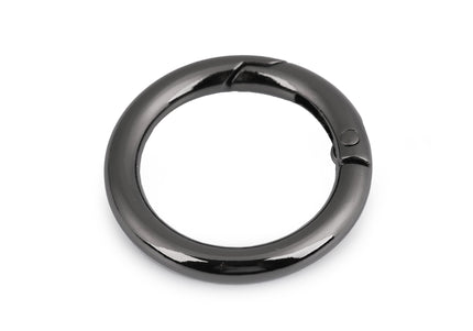 Metal ring with clasp