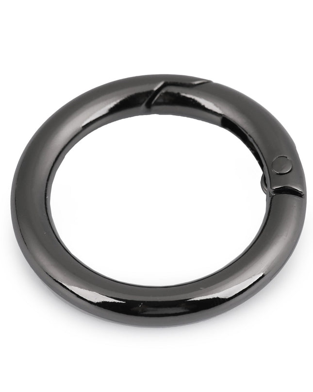 Metal ring with clasp