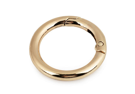 Metal ring with clasp