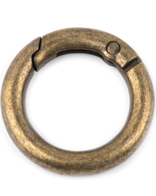 Metal ring with clasp