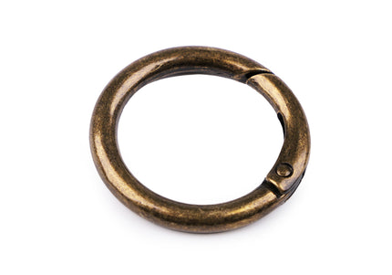 Metal ring with clasp
