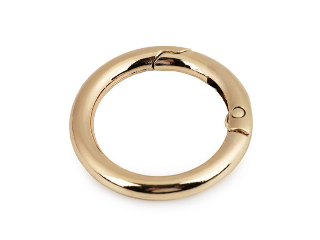 Metal ring with clasp